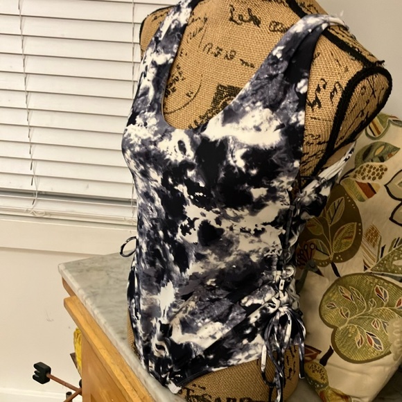 Women's aerie Swimsuit Black and White Tie-Dye Swimsuit!! L - Picture 4 of 9